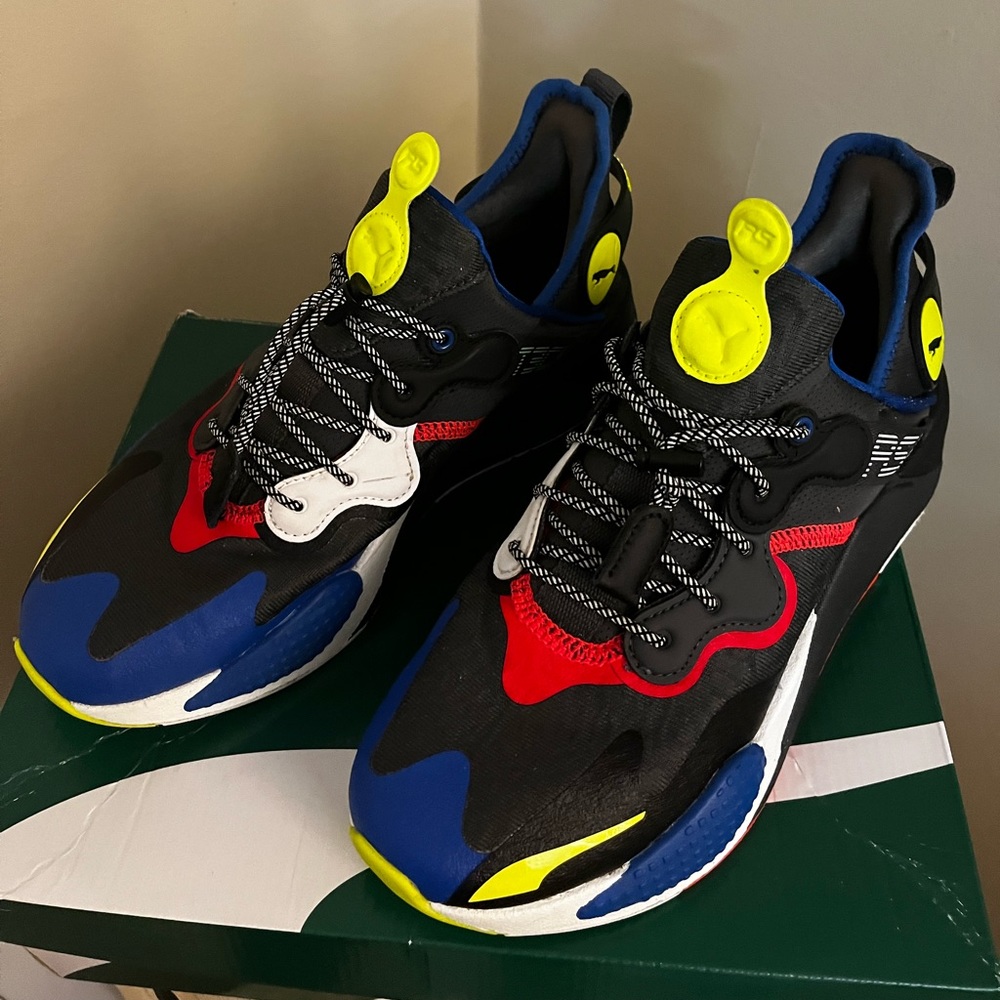 Puma very good condition. Multi color, gray red blue white black.